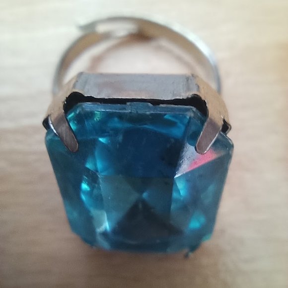 🔵💍 Bright Blue Plastic Ring with Silver-Colored Band - Small 💍🔵 - Picture 7 of 7